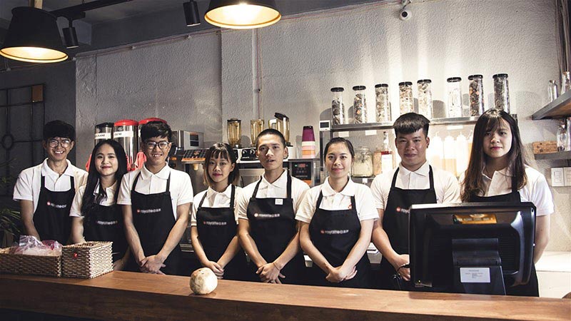 Làm thế nào để mẫu đồng phục quán café nổi bật, thu hút? 8 Đồng phục quán café công sở