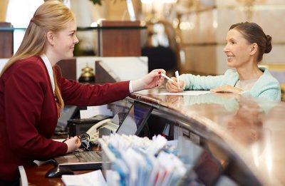 Những điều cần lưu ý khi lựa chọn đồng phục lễ tân cho doanh nghiệp