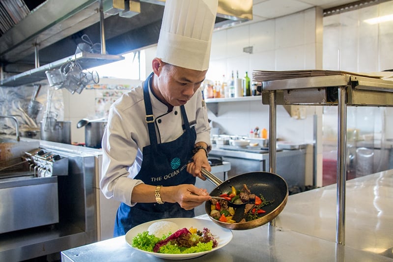 Giới thiệu các chức danh ở trong bộ phận bếp đầy đủ nhất 5 Bếp trưởng sẽ nấu những món ăn chính và sáng tạo món ăn mới cho nhà hàng, khách sạn