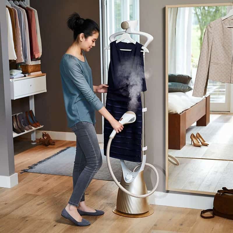Cần nắm rõ cách ủi quần áo bằng bàn ủi hơi nước để kiểm soát được nhiệt độ phù hợp khi ủi.