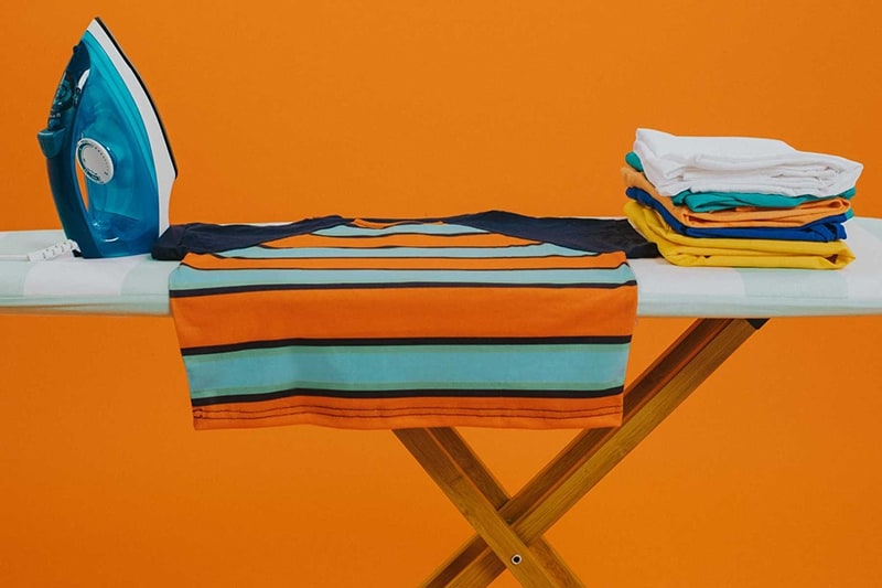 cách ủi quần áo bằng bàn ủi hơi nước