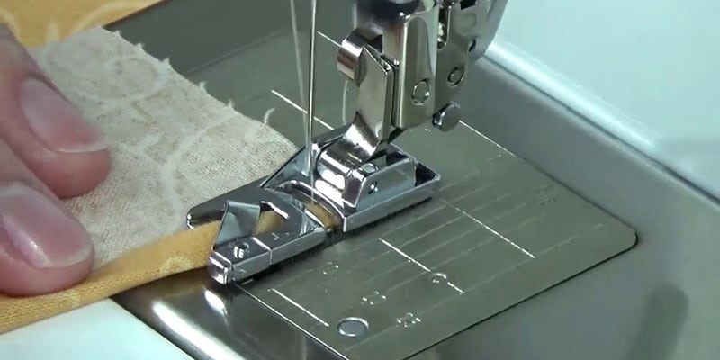 Chân vịt cuốn biên giúp mép biên trở nên thẳng và đẹp