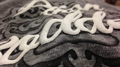 in dập nổi trên áo