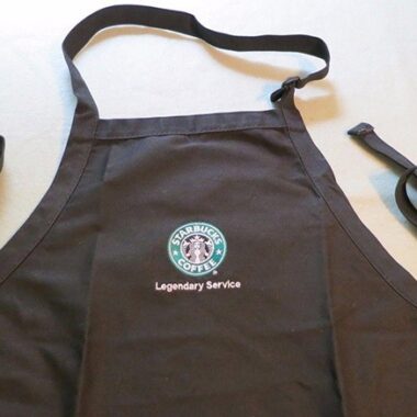 tạp dề màu nâu của đồng phục starbucks