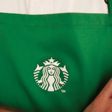 tạp dề màu xanh của starbucks