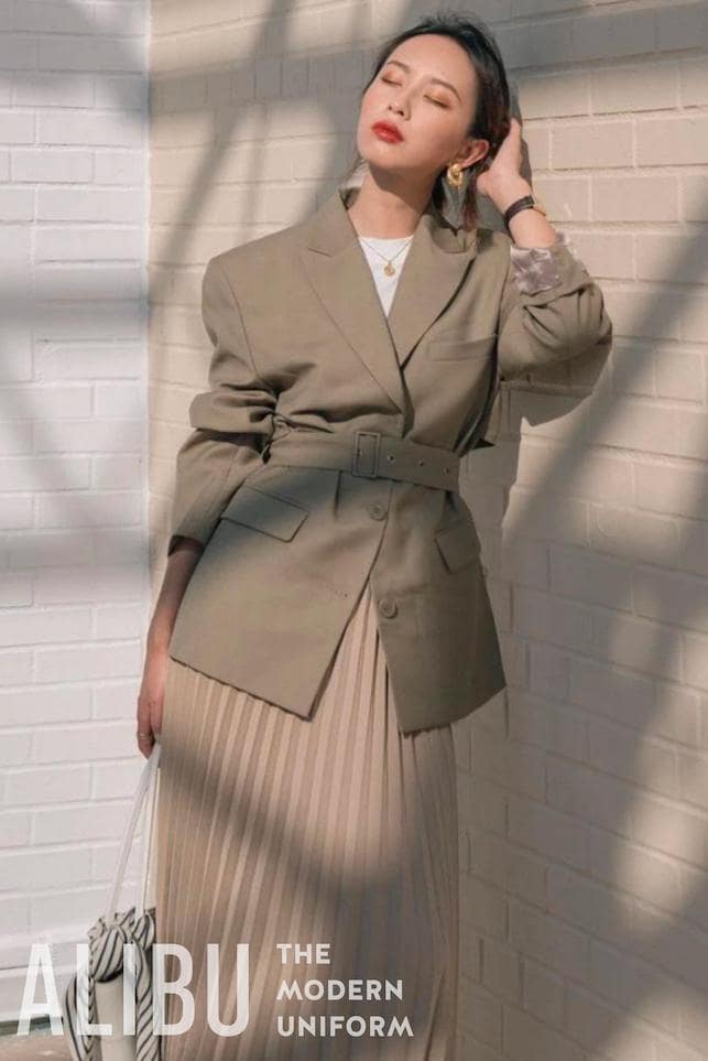 Áo Blazer kết hợp với váy xếp ly