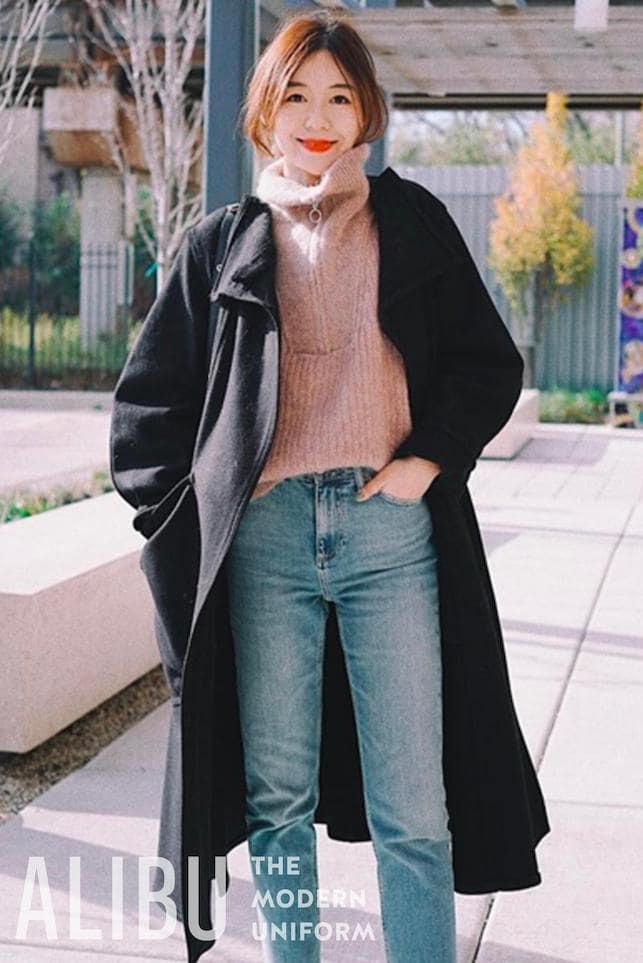 Áo khoác dạ và áo len phối cùng quần jean