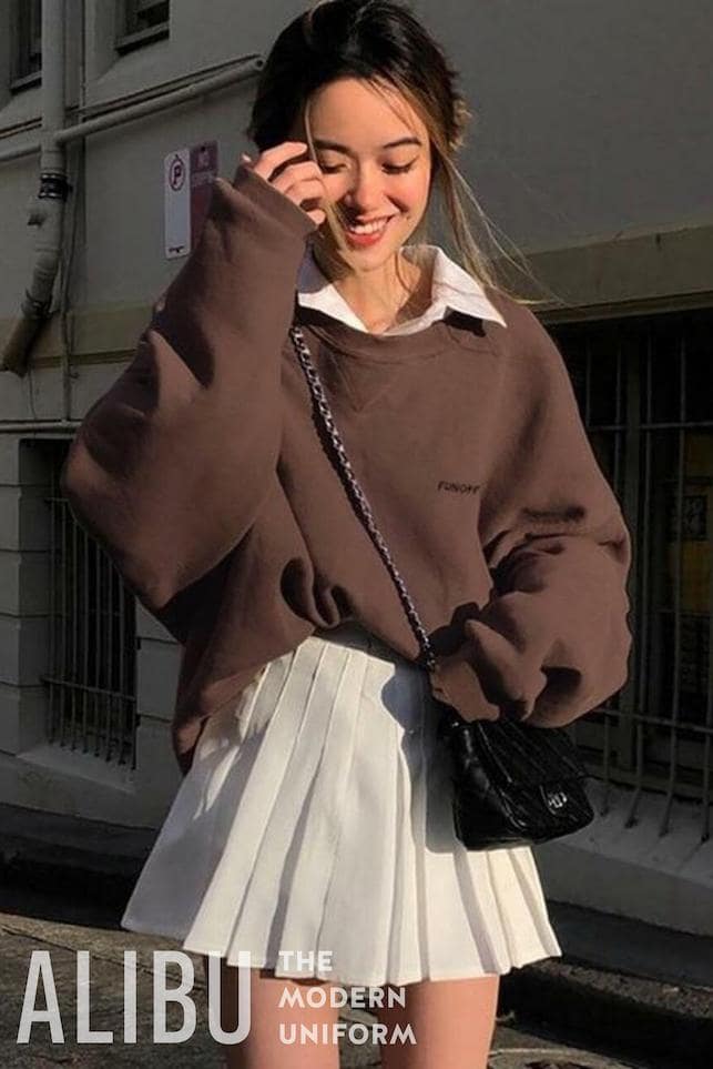 Áo len sweater với áo sơ mi đồng phục công sở