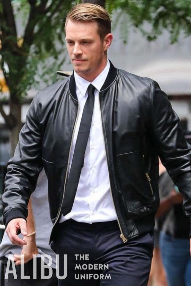 Bomber kết hợp cùng sơ mi đồng phục và cà vạt cho quý ông lịch lãm