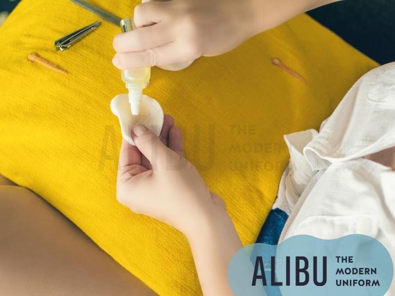 6 Cách Tẩy Vết Dầu Nhớt Trên Áo Quần Hiệu Quả Nhất 6 Cách đánh bay vết dầu nhớt bằng nước tẩy sơn móng tay Alibu