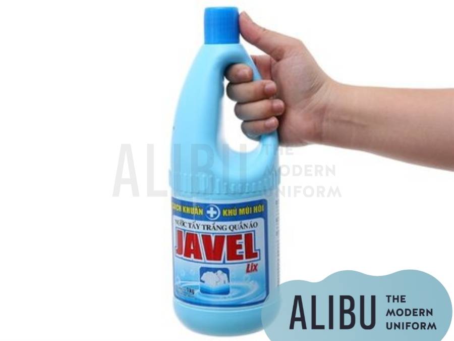 Cách tẩy vết bẩn trên áo trắng bằng nước javel Alibu