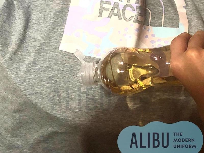 6 Cách Tẩy Vết Dầu Nhớt Trên Áo Quần Hiệu Quả Nhất 3 Hướng dẫn xóa vết mỡ nhớt trên áo bằng nước rửa bát Alibu