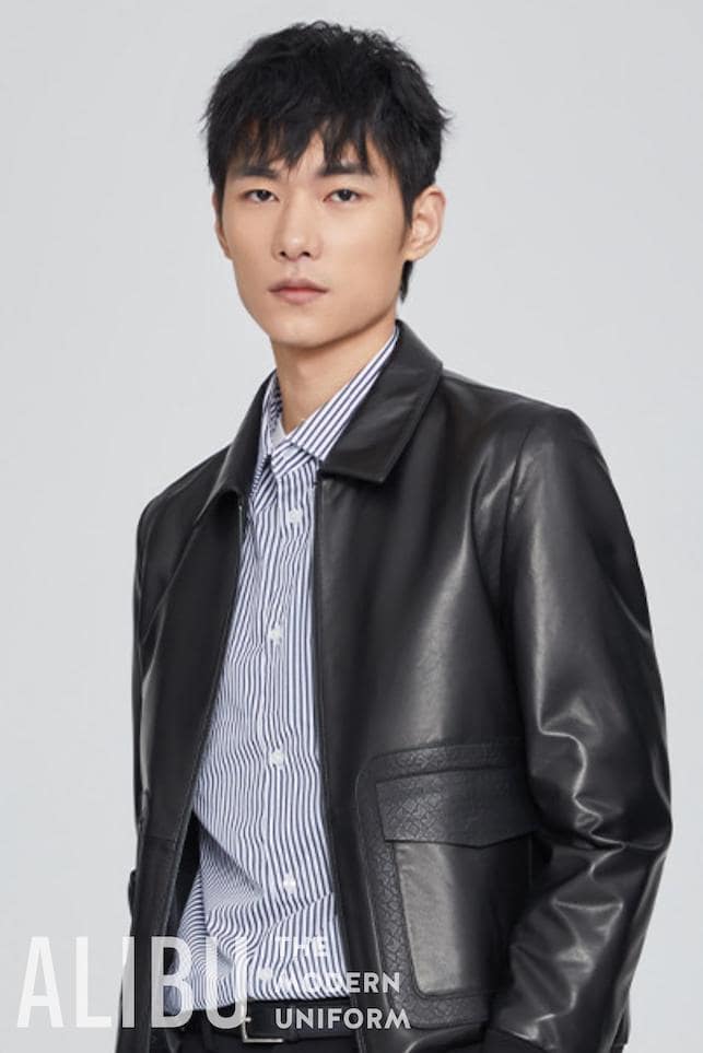 Phối áo sơ mi công sở cùng áo da